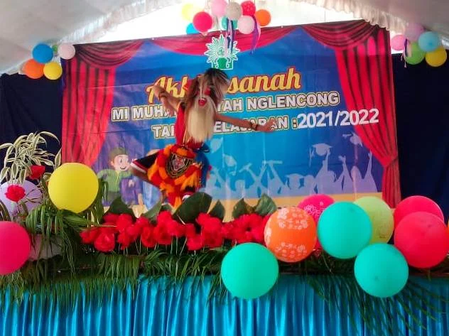 Tari Bujang Ganong Meriahkan Wisuda MIM Nglencong