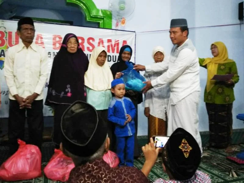 PCM Tempursari Santuni Warga Dhuafa Tegalrejo