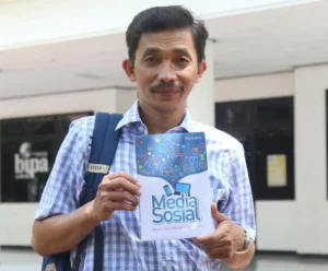 Prihatin dengan Pengguna Medsos dan Hoax, Dosen Ini Menulisnya Jadi Buku Menarik