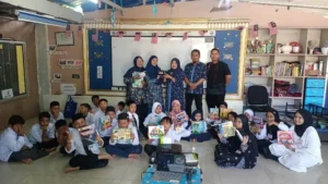 Bantuan Buku UM Surabaya untuk Sanggar Belajar PCIM Malaysia