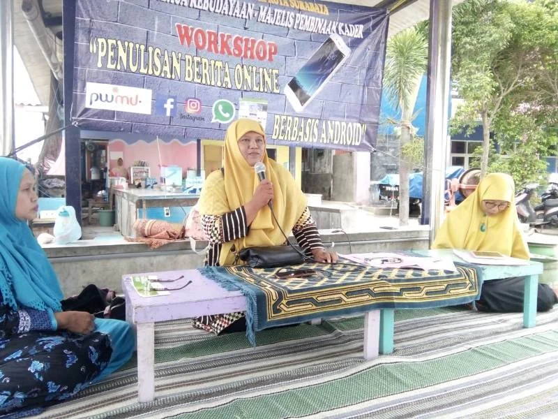 Ibu-Ibu Jadi Heboh ketika Diajari Menulis Cepat Lewat Voice HP