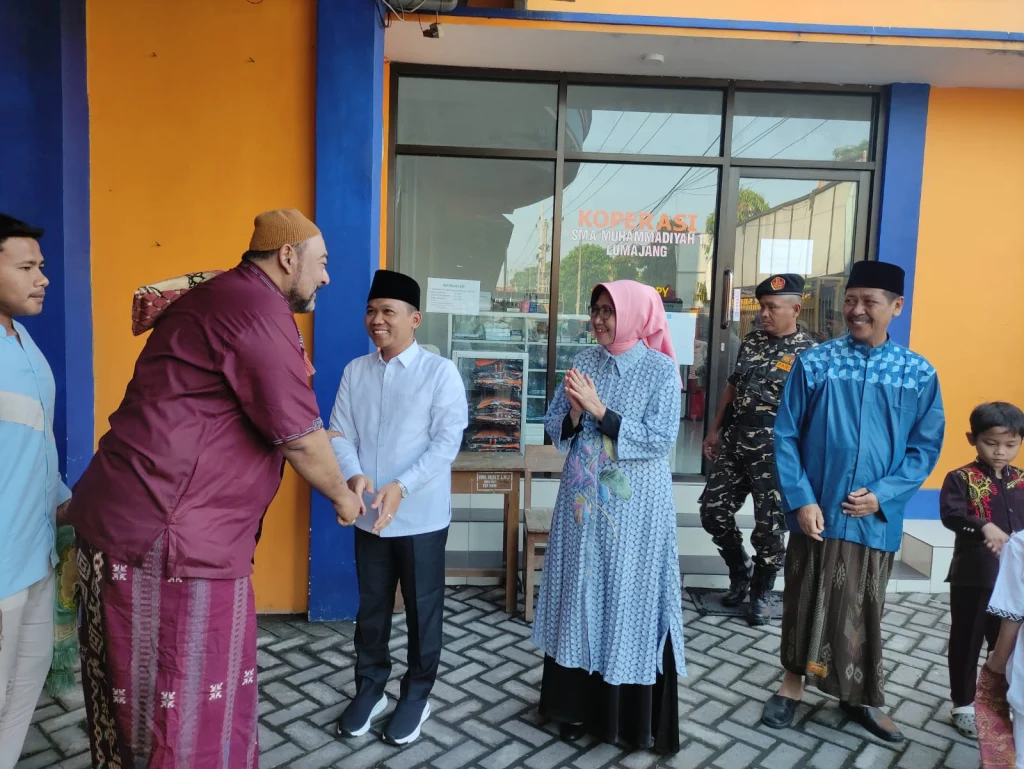 Saat Bupati dan Wabup Lumajang Sambut Jamaah Shalat Idul Fitri Muhammadiyah