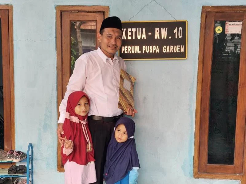 Pak RW Ikuti Yudisium Magister UM Surabaya