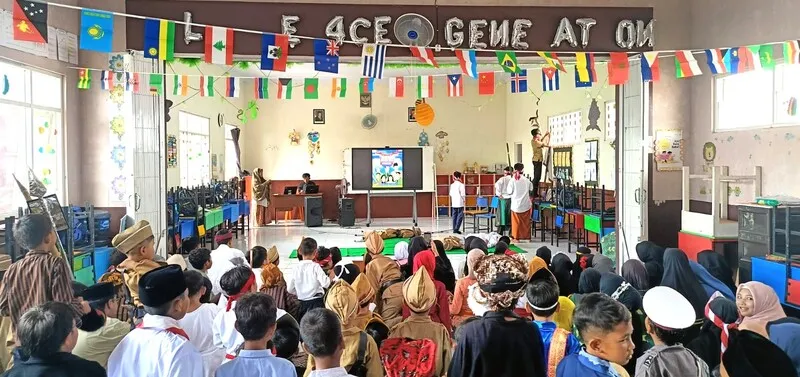 Semangat Kepahlawanan Membara: SD Muhammadiyah 19 Rogojampi Meriahkan Hari Pahlawan dengan Drama dan Parade Kostum