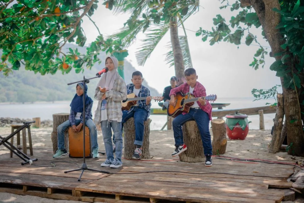 Chadar Band SD Mutu Bawean Meraih Penghargaan di Accoustic Music Festival