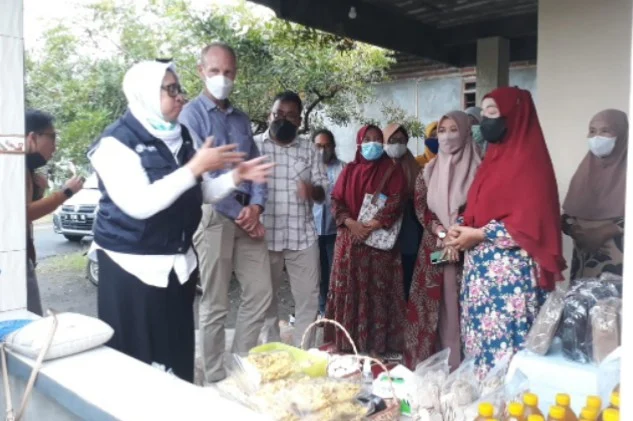 Cicipi Peyek Buatan Aisyiyah, Begini Komentar Bule Australia