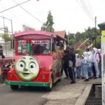 Siswa SD Ini Rela Naik Odong-odong demi Nobar Cita-citaku Setinggi Balon