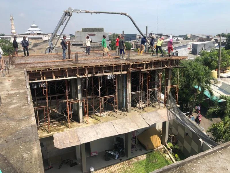 PCM Sambikerep Mengecor Lantai Tiga Gedung Panti