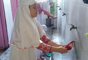 Entrepreneur’s Day, Kelompok Siswa Ini Buka Jasa Cuci Sandal