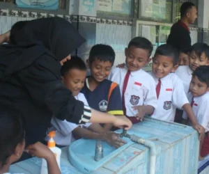 Cuci Tangan 6 Langkah, Begini Mahasiswa Kesehatan Ajarkan ke Siswa
