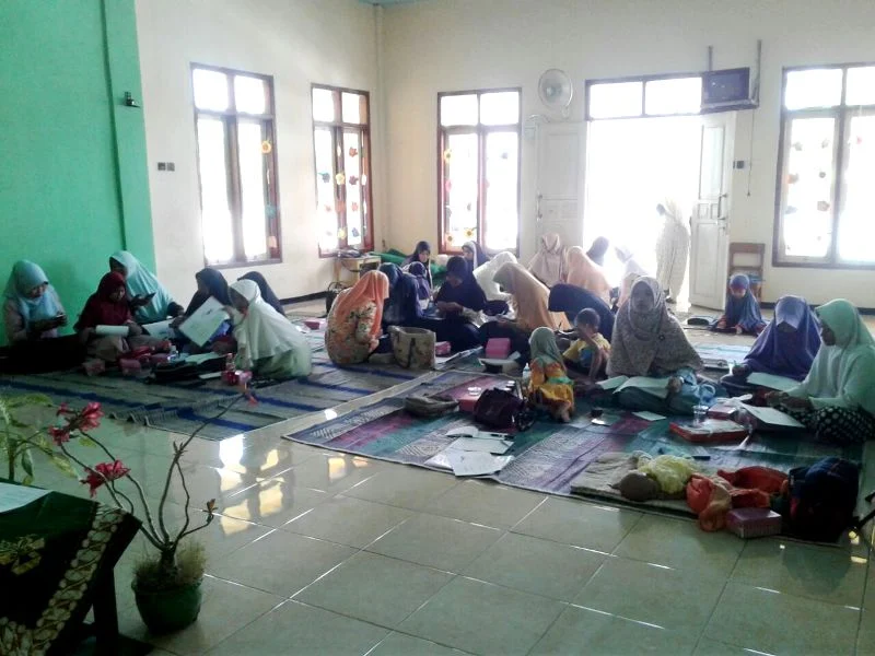 Sambil Lesehan dan Ngemong Bayi, Peserta Darul Arqam Ini Tetap Serius Ikuti Acara
