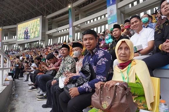 Kisah Nenek Nurlina: Berangkat Sendiri ke Muktamar, Pulang Dibelikan Tiket Pesawat