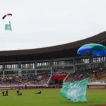 Terjun Payung Kejutkan Pembukaan Muktamar di Stadion Manahan