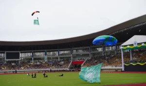 Terjun Payung Kejutkan Pembukaan Muktamar di Stadion Manahan
