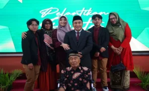Cerita Inspiratif Mundakir: Anak Buruh Serabutan yang Kini Menjadi Rektor UM Surabaya