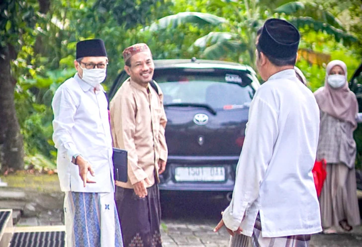 Di Sidojangkung, Dirut Parahita Ini Menata Sandal Jamaah dan Sumbang Masjid
