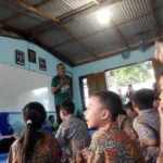 Bersama Nasyiah Surabaya, Dahlan Iskan Beri Motivasi Anak-Anak di Kali Jagir