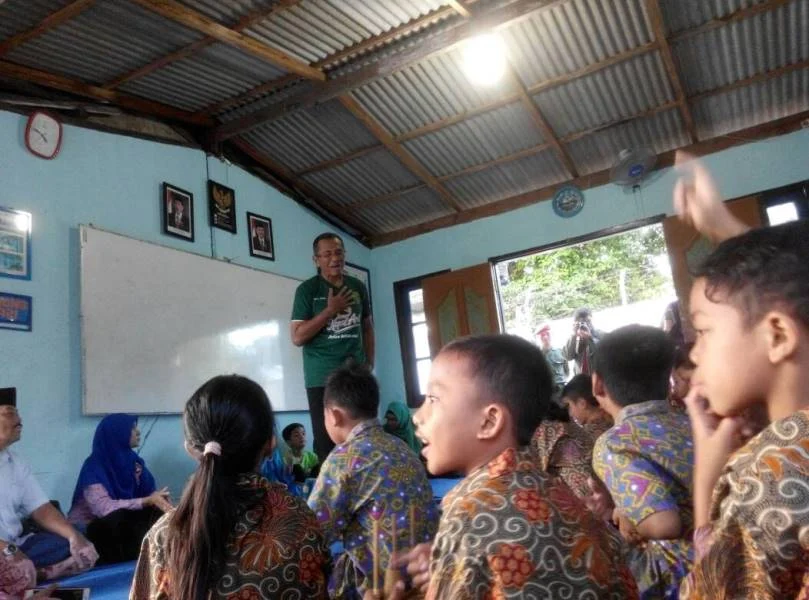 Bersama Nasyiah Surabaya, Dahlan Iskan Beri Motivasi Anak-Anak di Kali Jagir