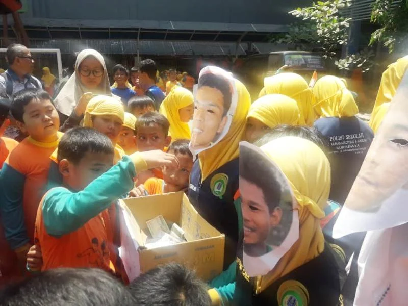 Ada Evan Dimas dan Zohri Mengedarkan Kotak Infak Galang Dana Gempa di Sekolah Ini