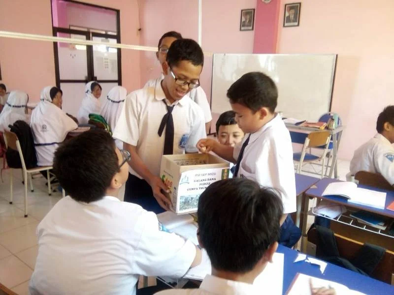 Para Siswa Sisihkan Uang Jajan Tiap Pagi untuk Korban Gempa