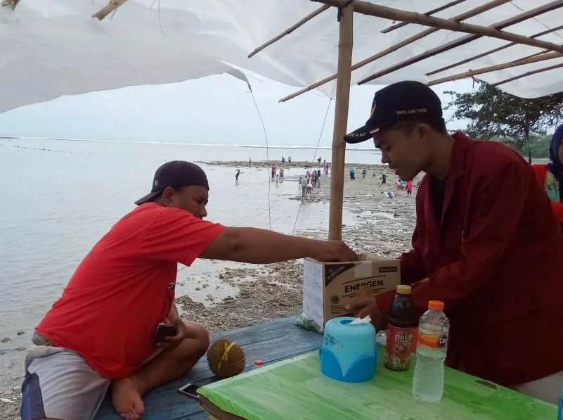 Tsunami Banten Gerakkan Aktivis Mahasiswa Ini Galang Dana di Pantai Utara