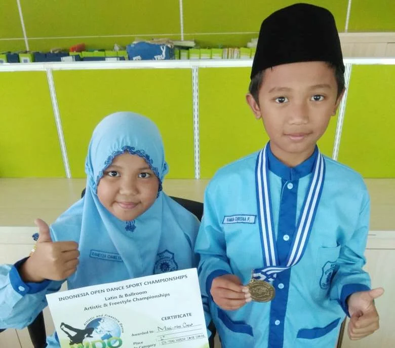 Kakak Beradik Juara Satu Kontes Dance Internasional