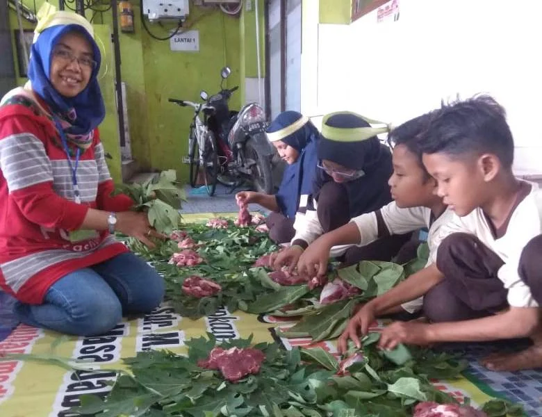 Daging Kurban Dibungkus Daun Pepaya Lebih Empuk
