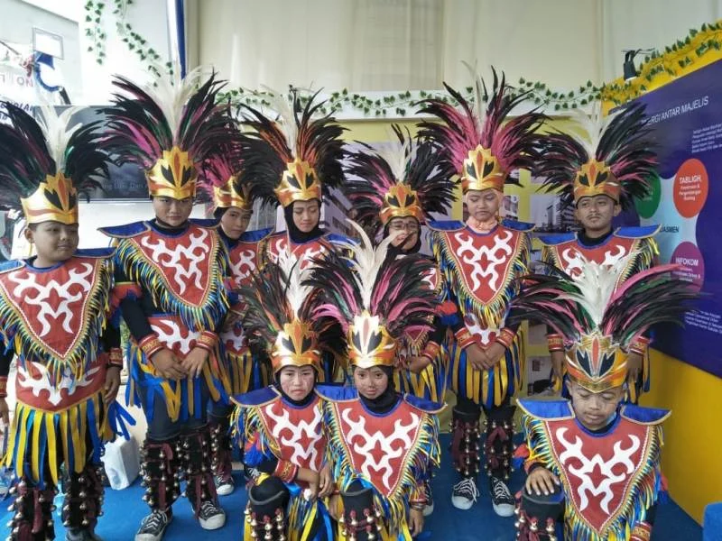 Kunjungan Heboh Penari Dayak Melihat Aktivitas Sekolah GKB