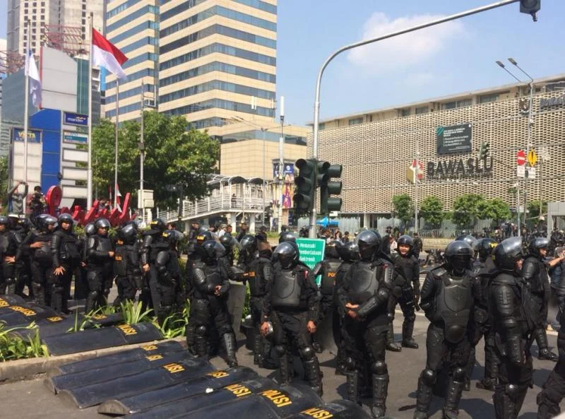 Jakarta Memanas, Aparat Berjaga di Banyak Tempat