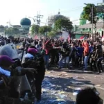 Demonstrasi di DPRD Jatim Ricuh dengan Lemparan Botol