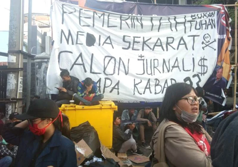 Adzan Ashar Berkumandang, Hiruk Pikuk Demonstran di DPRD Jatim Berhenti