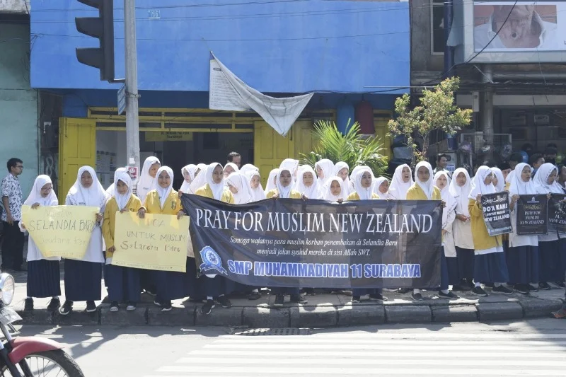 Doa untuk Muslim Selandia Baru Digaungkan Siswa di Jalan