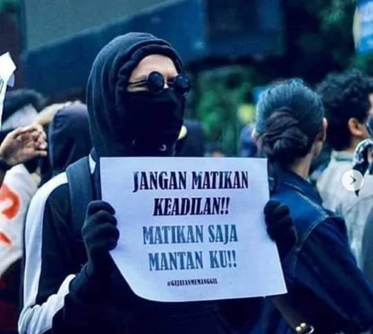 Poster-Poster Kreatif Demonstran Ini Bikin Tertawa Membacanya
