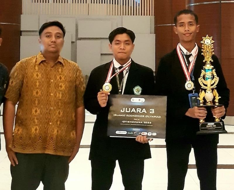 Dua Santri Al-Ishlah Juara 3 Tingkat Nasional di Unair dalam Islamic Economic Olympiad 2025