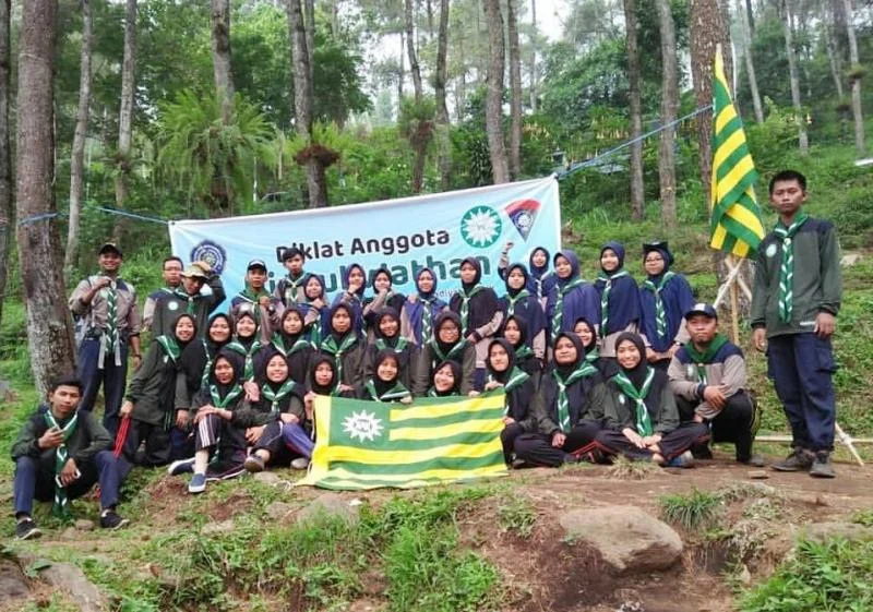 Dikukuhkan di Bawah Air Terjun, Sah Mereka Jadi Pandu HW yang Tahan Banting