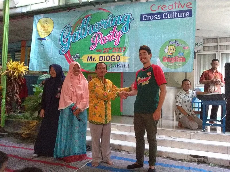 Guru dari Negeri Cristiano Ronaldo Beri Motivasi Siswa SDM 20 Surabaya di Hari Pertama