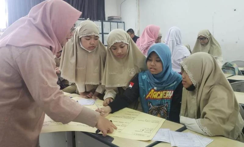 Direktur, Pengusaha Barber Shop, dan Dokter Mengajar di Sekolah Ini