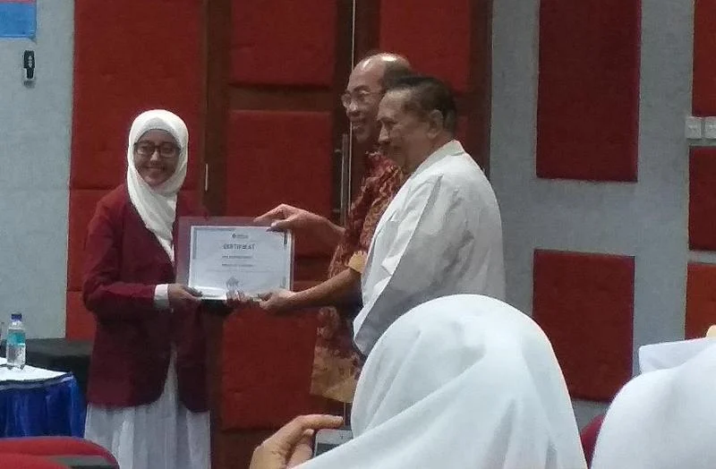 Anak Laren Lulus Kedokteran dengan IPK Tertinggi Dapat Penghargaan