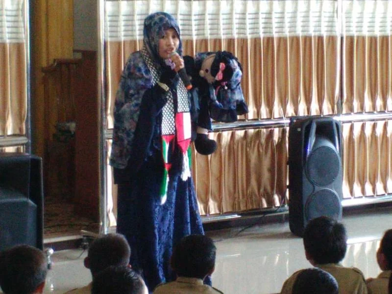 Boneka Ais dan Dongeng Hari Kiamat Kumpulkan Donasi untuk Palestina