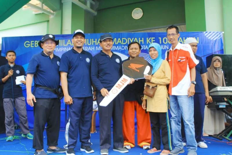 Benar-Benar Kejutan, Dua Peserta Jalan Santai Milad Dapat Doorpize Sepeda Motor