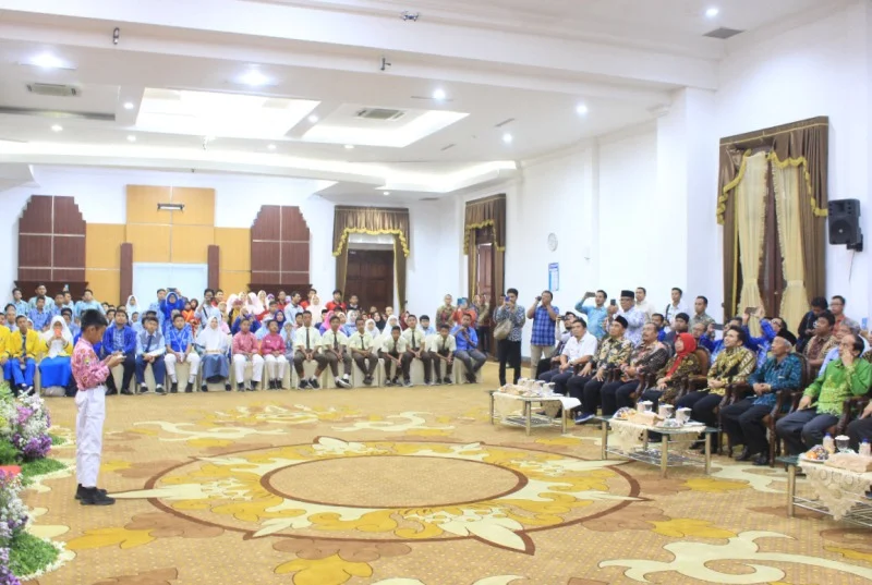 Masuk Grahadi, Anak Ini Malah Bermain Drone Depan Wagub