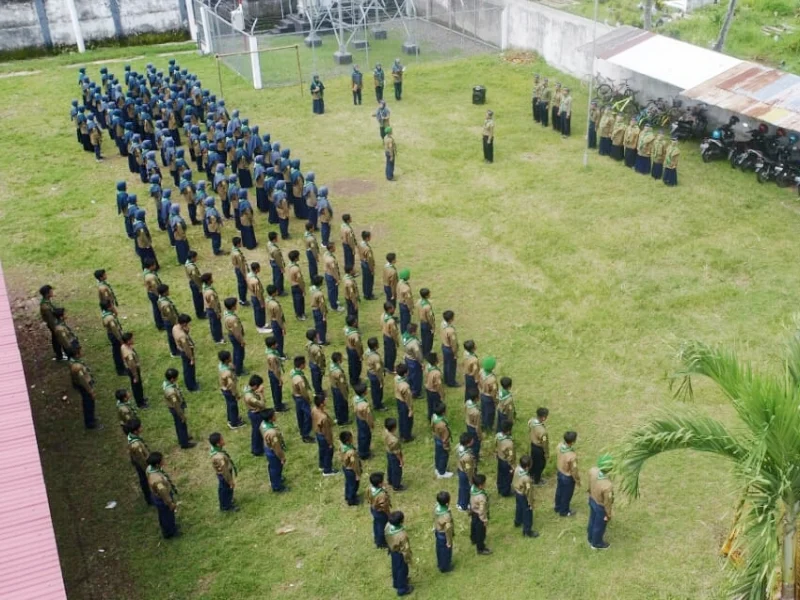 Ada Drone Melayang di Atas Kepala, Sayangnya Dilarang Lihat oleh Kepala Sekolah