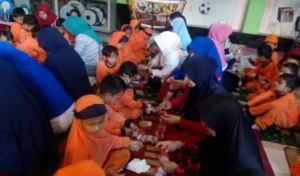 Asyiknya Duet Anak-Orangtua Merangkai Rantai Merah Putih Berbahan Kertas Minyak