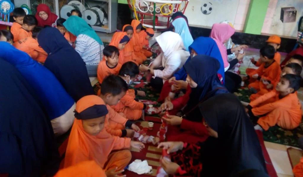 Asyiknya Duet Anak-Orangtua Merangkai Rantai Merah Putih Berbahan Kertas Minyak