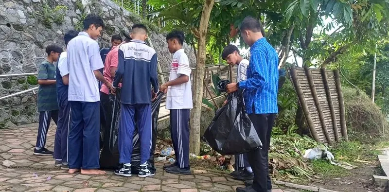 SMP-SMK Muhammadiyah 1 Blitar Gelar Eco-Action Bersih Sampah di Milad ke-113 Muhammadiyah