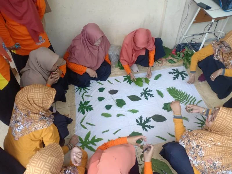 Workshop Ecoprint untuk Guru Hasilkan Batik Dedaunan