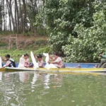 Asyiknya Tabur Ikan di Sungai Sambil Naik Perahu