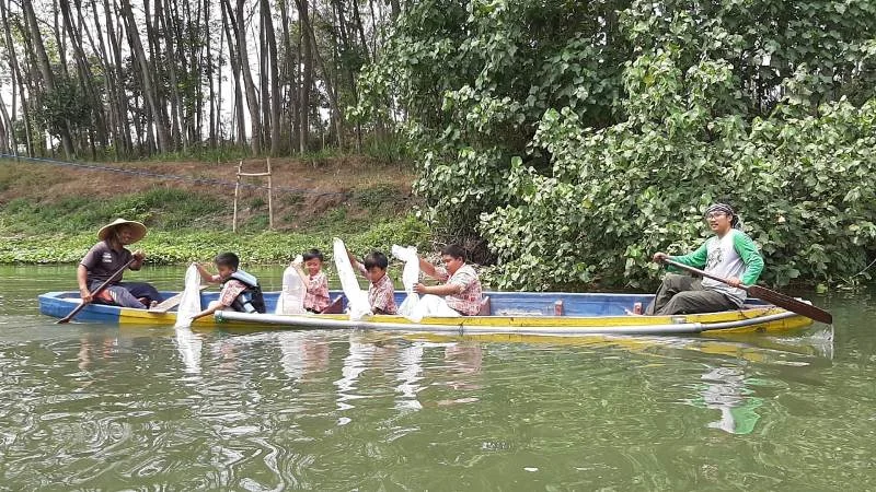 Asyiknya Tabur Ikan di Sungai Sambil Naik Perahu