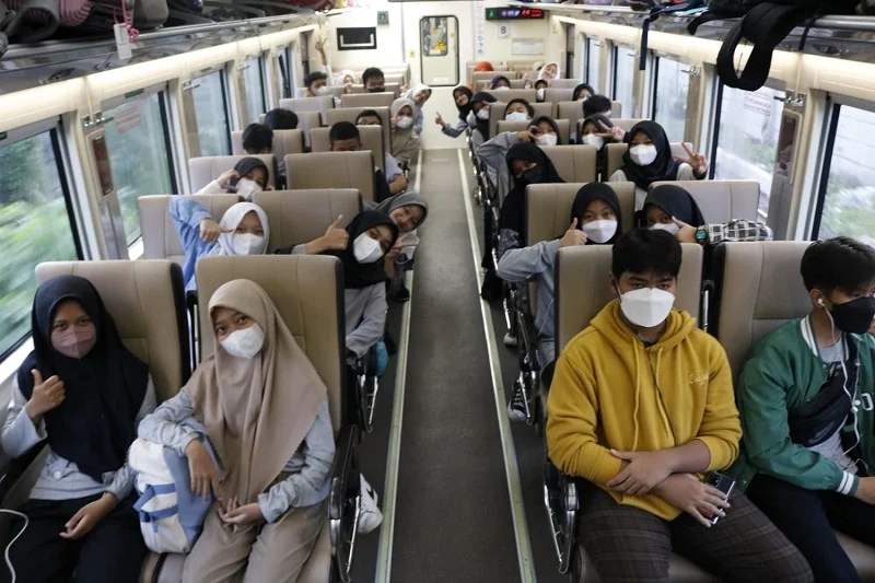 Serunya Siswa Spemdalas Ikuti Edu Cultural Trip Naik Kereta