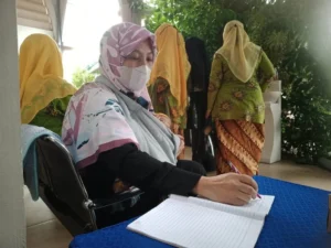 Meliput Berita sambil Menggendong Bayi, Perjuangan Relawan PWMU.CO